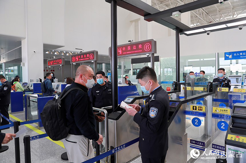 幫助旅客快速通關。劉起超攝