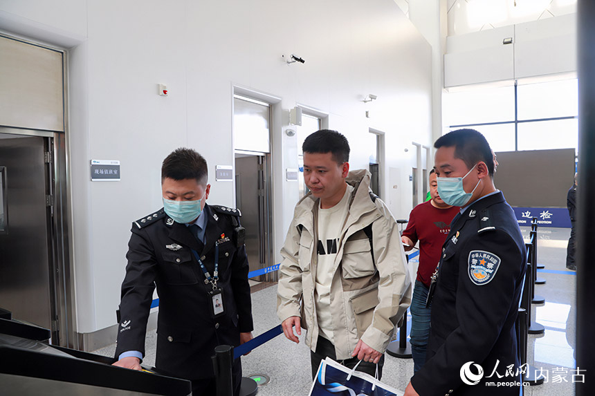 幫助旅客快速通關。劉起超攝