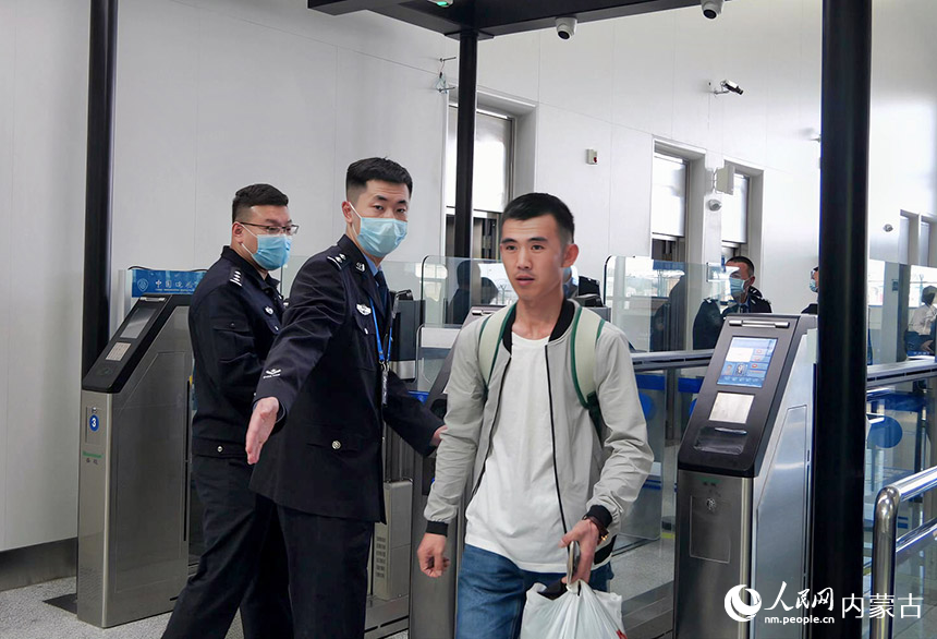 第一位使用快捷通道的旅客順暢通關。劉起超攝