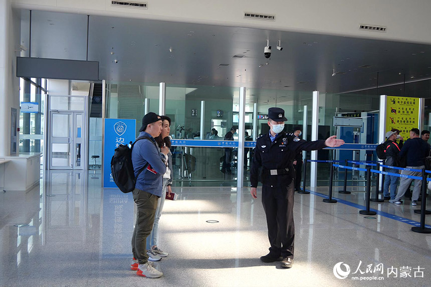 指引旅客前往快捷通關通道。劉起超攝