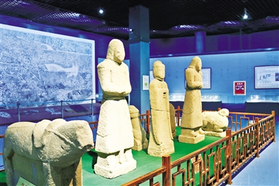 乌海市博物馆内的西夏文臣武将石雕。韩建慧 摄