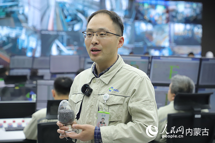 内蒙古鑫元硅材料科技有限公司技术人员展示企业生产的颗粒硅。人民网 苗阳摄