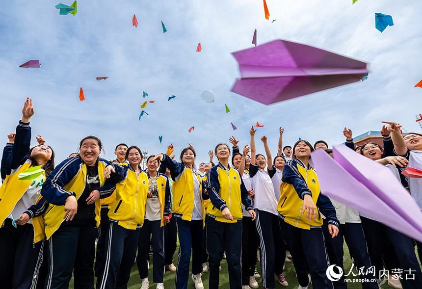 呼和浩特市第十二中学高三年级学生将写有自己梦想的纸飞机抛向空中。丁根厚摄