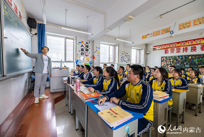 呼和浩特市第十二中学高三年级学生认真上课，备战高考。丁根厚摄