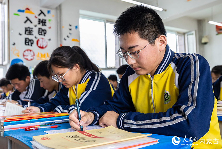 呼和浩特市第十二中学高三年级学生认真学习，备战高考。丁根厚摄
