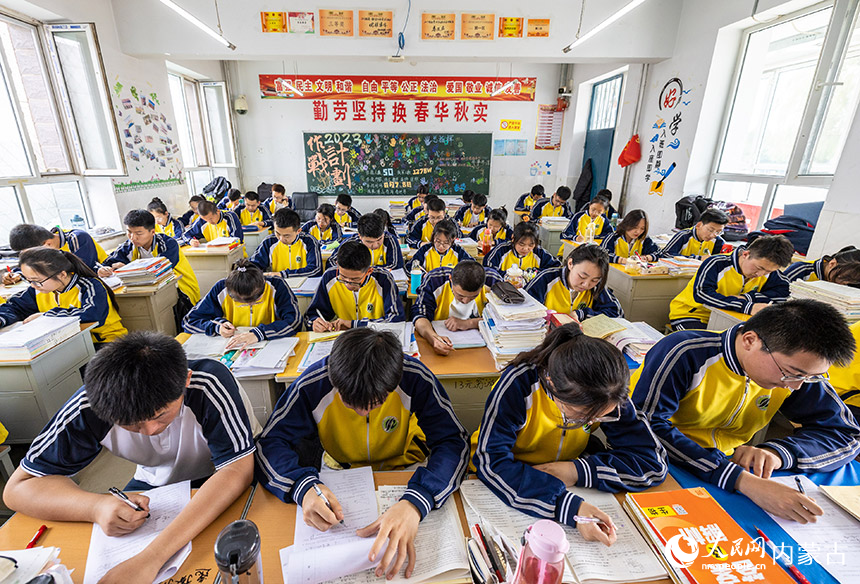 呼和浩特市第十二中学高三年级学生认真学习，备战高考。丁根厚摄