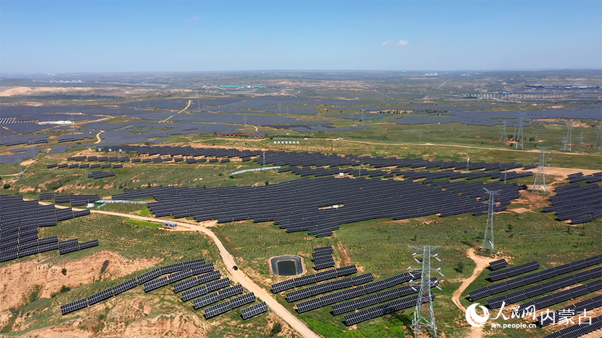 俯瞰伊金霍洛旗天骄绿能50万千瓦采煤沉陷区生态治理光伏发电示范项目。受访者供图