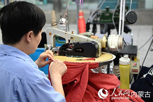 針織廠工人正在做合身工作。 人民網 寇雅楠攝