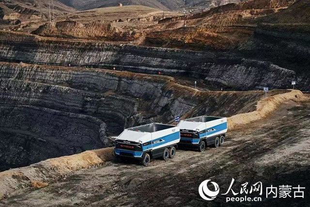 “載山”5月6日在內蒙古自治區鄂爾多斯市東勝區露天煤礦進行無人編組作業運行。 受訪者供圖