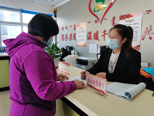 辖区居民到社区“办不成事反映窗口”咨询补办独生子女证件问题。