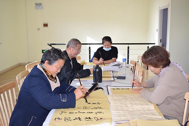 社区居家养老服务中心开展书法活动，吸引了社区书法爱好者的积极参与。