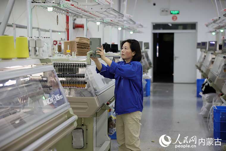 针织厂内工人正在操作设备进行生产。人民网记者 赵梦月摄