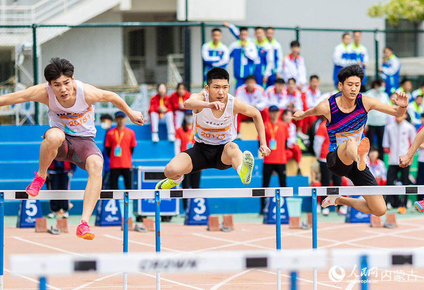 5月27日，参赛选手在男子高中乙组七项全能110米栏比赛中。丁根厚摄