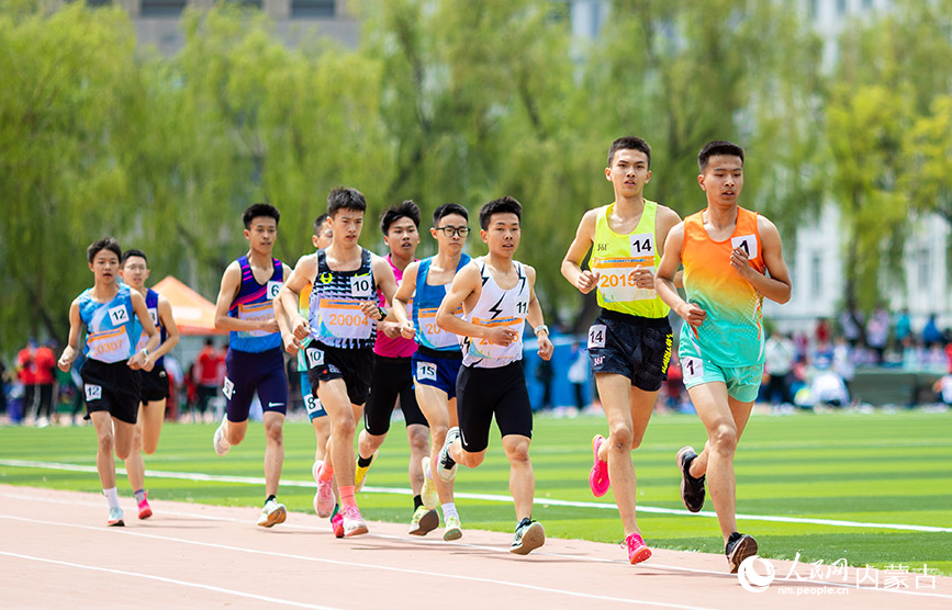 5月27日，参赛选手在男子高中5000米比赛中。丁根厚摄