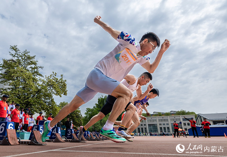 5月27日，参赛选手在男子高中甲组七项全能110米栏比赛中起跑。丁根厚摄