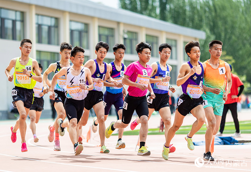 5月27日，参赛选手在男子高中5000米比赛中。丁根厚摄