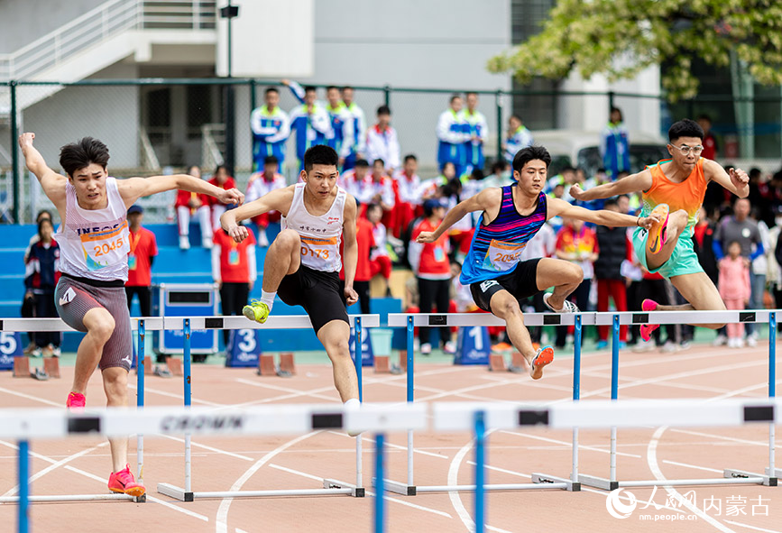 5月27日，参赛选手在男子高中乙组七项全能110米栏比赛中。丁根厚摄