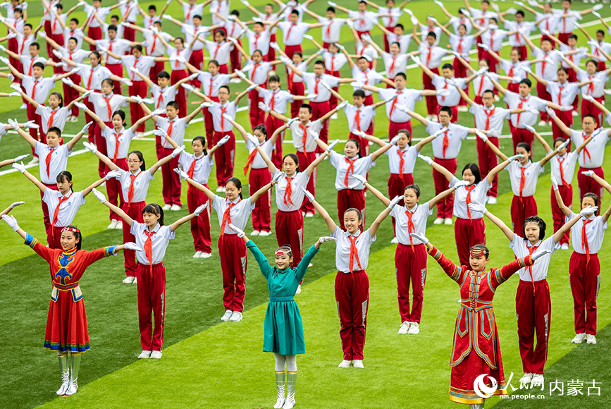 5月27日，学生在开幕仪式上进行集体操展示。丁根厚摄