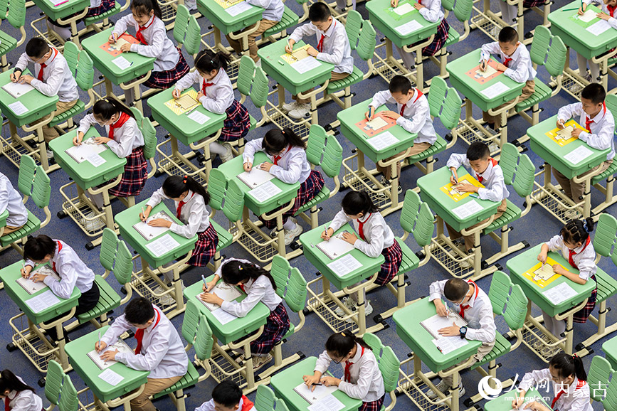 5月31日，内蒙古呼和浩特市玉泉区恒昌店巷小学硬笔组参赛小学生在进行书写比赛。丁根厚摄