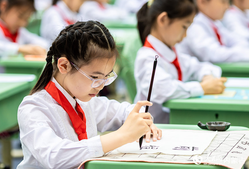 5月31日，内蒙古呼和浩特市玉泉区恒昌店巷小学软笔组参赛小学生在进行书写比赛。丁根厚摄