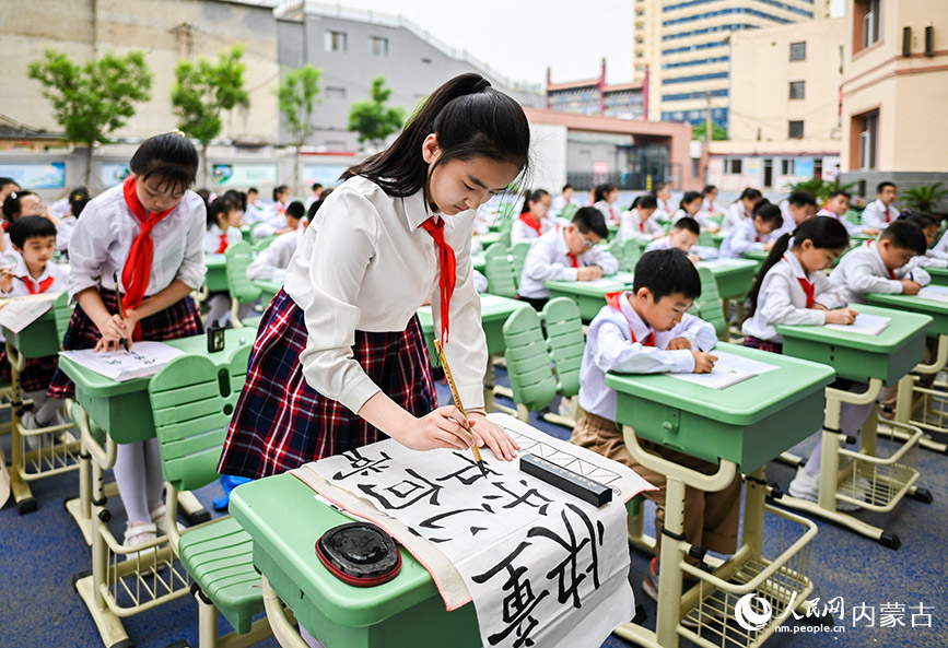 5月31日，内蒙古呼和浩特市玉泉区恒昌店巷小学软笔组参赛小学生在进行书写比赛。丁根厚摄