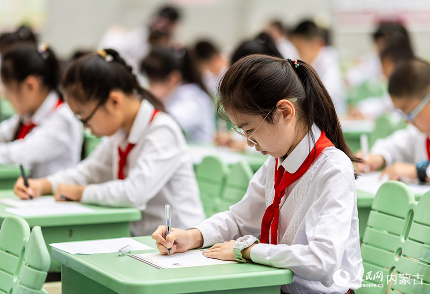 5月31日，内蒙古呼和浩特市玉泉区恒昌店巷小学硬笔组参赛小学生在进行书写比赛。丁根厚摄