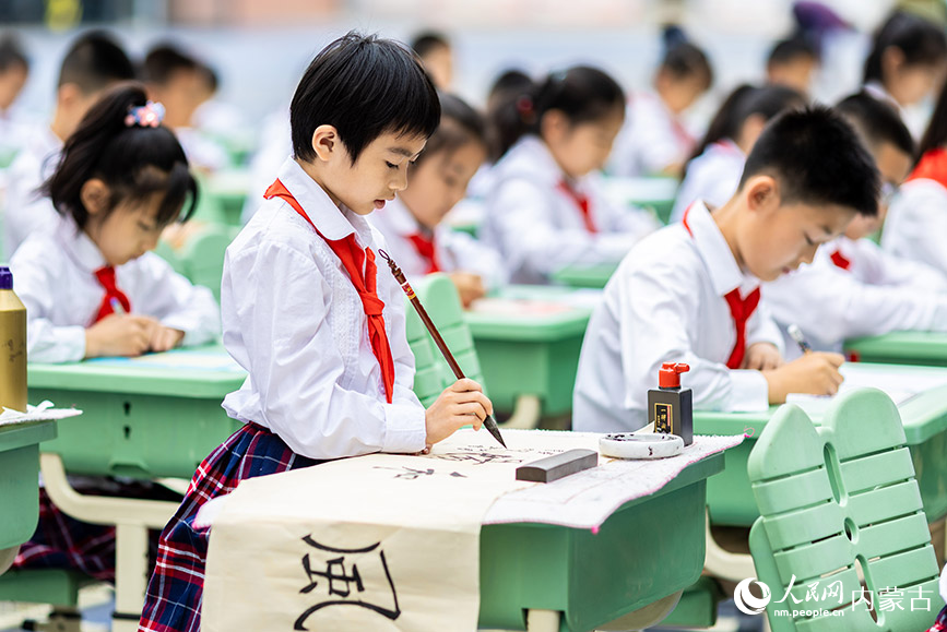 5月31日，内蒙古呼和浩特市玉泉区恒昌店巷小学软笔组参赛小学生在进行书写比赛。丁根厚摄