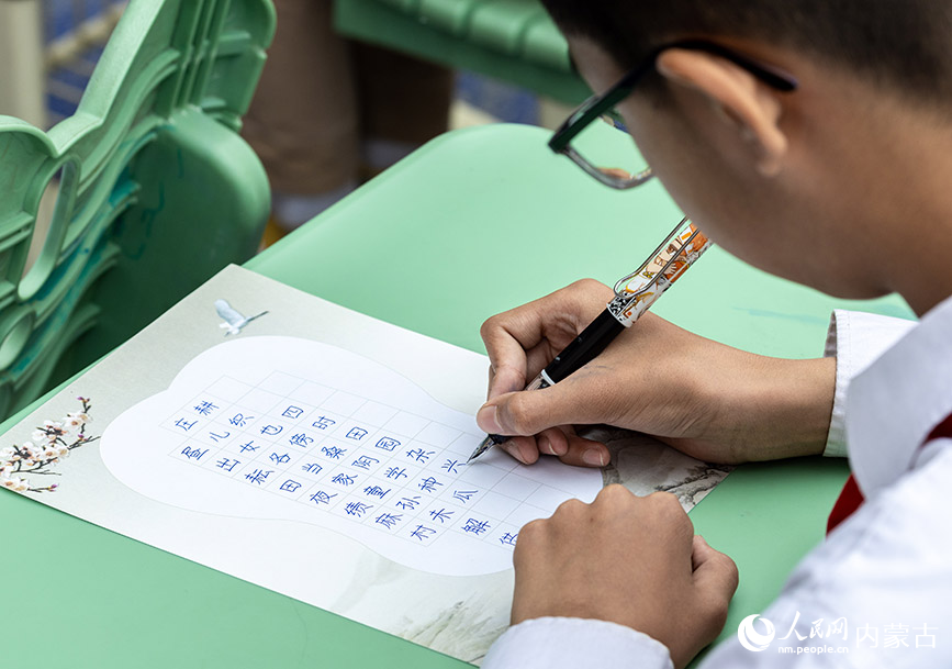 5月31日，内蒙古呼和浩特市玉泉区恒昌店巷小学硬笔组参赛小学生在进行书写比赛。丁根厚摄