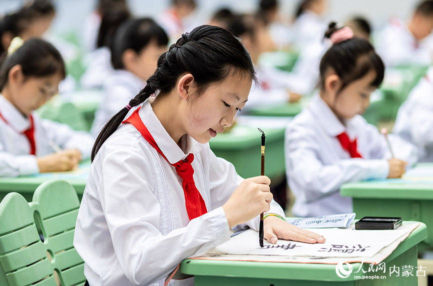 5月31日，内蒙古呼和浩特市玉泉区恒昌店巷小学软笔组参赛小学生在进行书写比赛。丁根厚摄