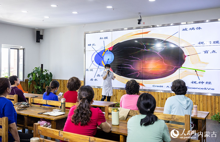 6月2日，眼科医生在内蒙古呼和浩特市玉泉区老年大学为老年人科普眼健康知识。丁根厚摄