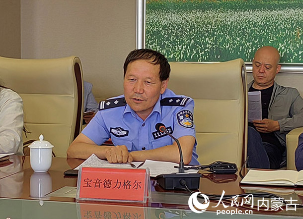 影片《片警宝音》原型宝音德力格尔在座谈会上分享体会。人民网 刘艺琳摄