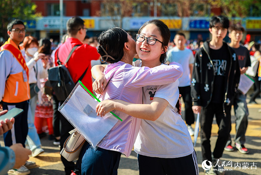 内蒙古呼和浩特市第六中学考点，考生在进考场前与老师深情相拥。丁根厚摄
