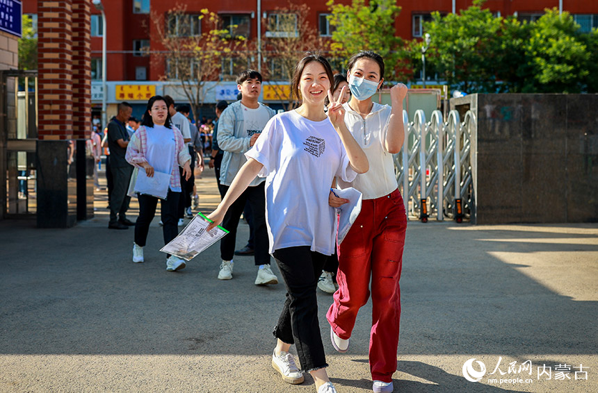 内蒙古呼和浩特市第六中学考点，考生准备进入考场。丁根厚摄