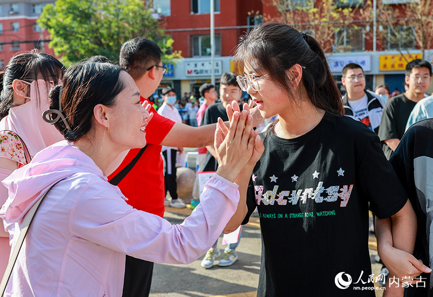 内蒙古呼和浩特市第六中学考点，送考教师叮嘱即将进入考场的学生。丁根厚摄
