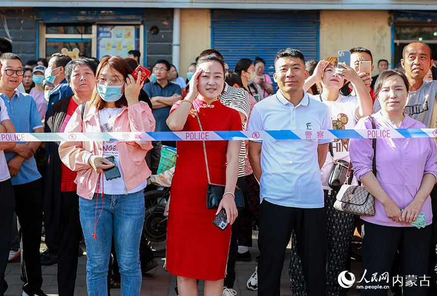 内蒙古呼和浩特市第六中学考点，一名家长身穿旗袍送考，寓意“旗开得胜”。丁根厚摄