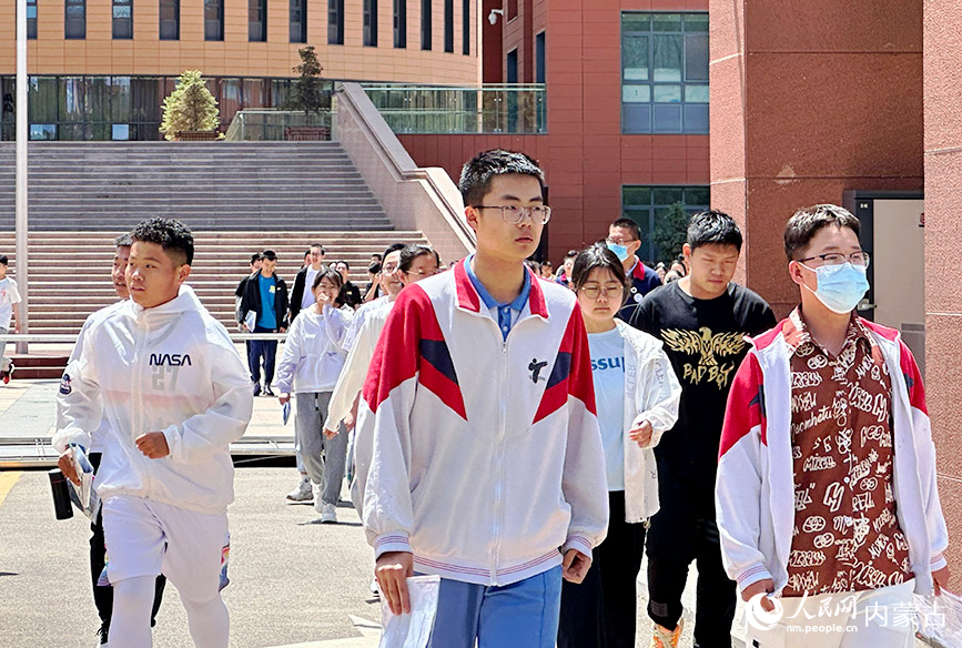 考生结束考试，离开考场。实习生 黄正 摄