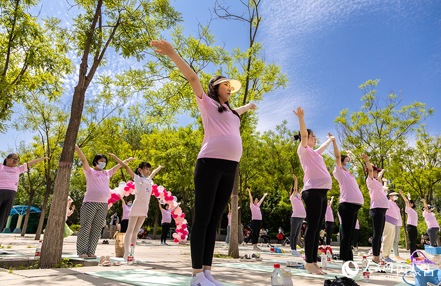 6月10日，准妈妈们在孕妇百人瑜伽大型公益活动上练习孕期瑜伽。丁根厚摄