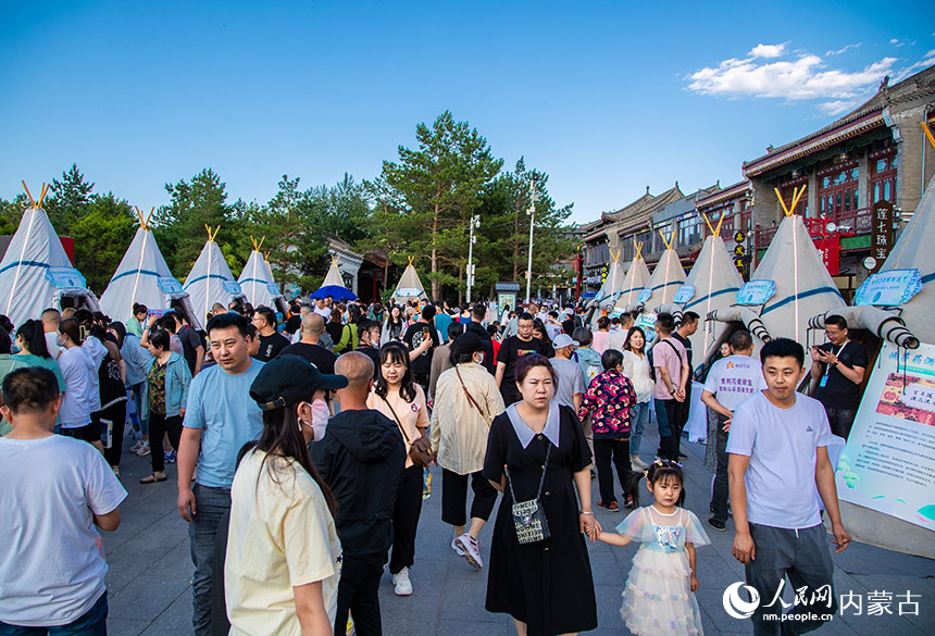 游客在呼和浩特市玉泉区大召历史文化广场“非遗街区”游玩。丁根厚摄