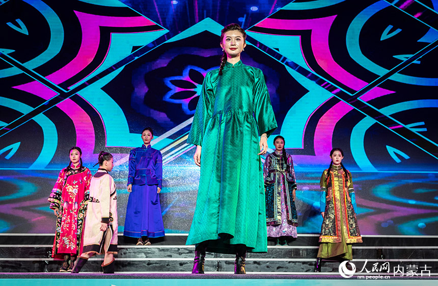 呼和浩特市玉泉区大召历史文化广场，模特在开幕式晚会表演非遗服饰秀。丁根厚摄