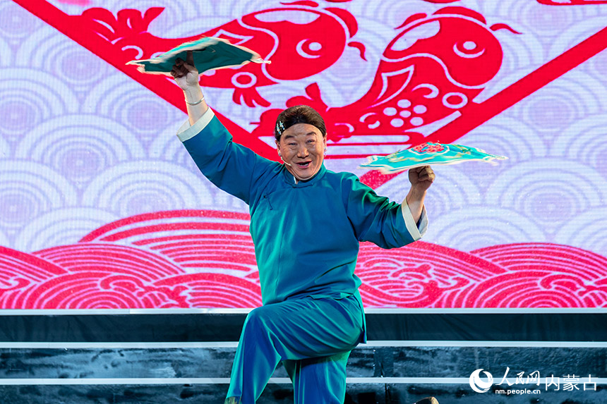 呼和浩特市玉泉区大召历史文化广场，国家级非物质文化遗产项目代表性传承人武利平在开幕式晚会表演二人台《一年更比一年强》。丁根厚摄