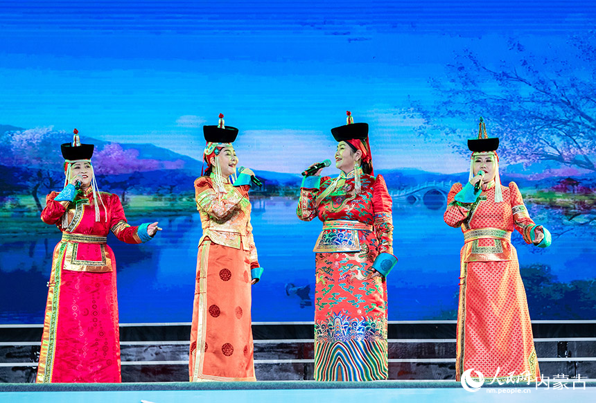 呼和浩特市玉泉区大召历史文化广场，演员在开幕式晚会表演长调《四季》。丁根厚摄