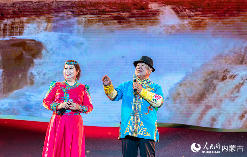 呼和浩特市玉泉区大召历史文化广场，演员在开幕式晚会表演漫瀚调《天下黄河》。丁根厚摄