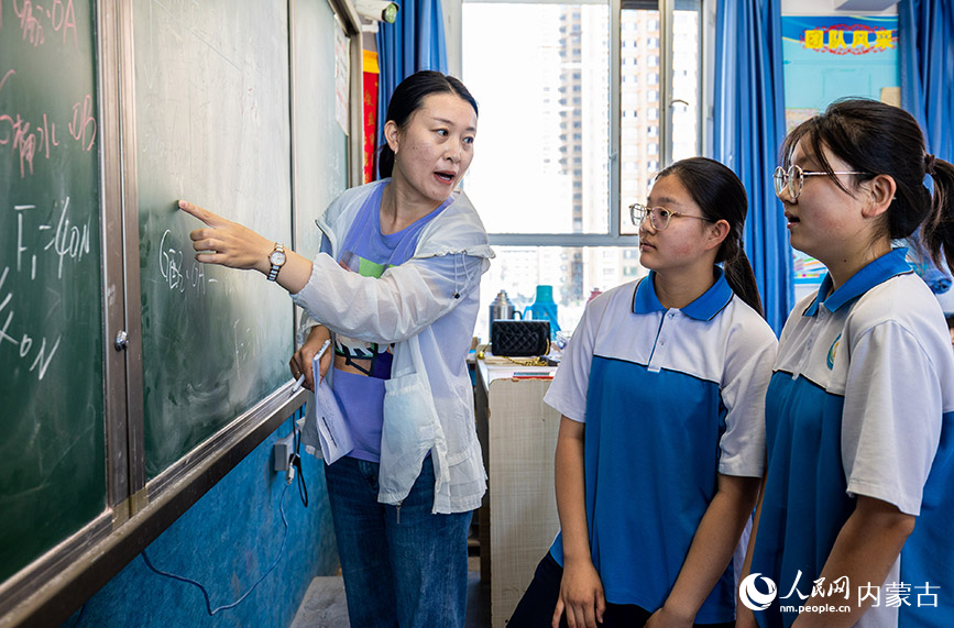 6月13日，呼和浩特市第二十七中学的教师在为初三年级学生解答问题。丁根厚摄