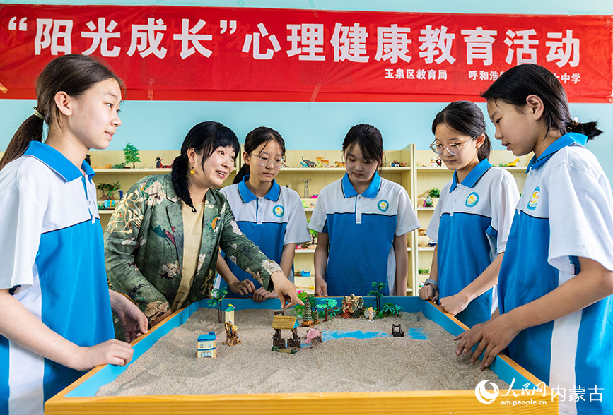 6月13日，呼和浩特市第二十七中学学生在心理辅导老师的陪伴下通过沙盘游戏调整心理状态。丁根厚摄