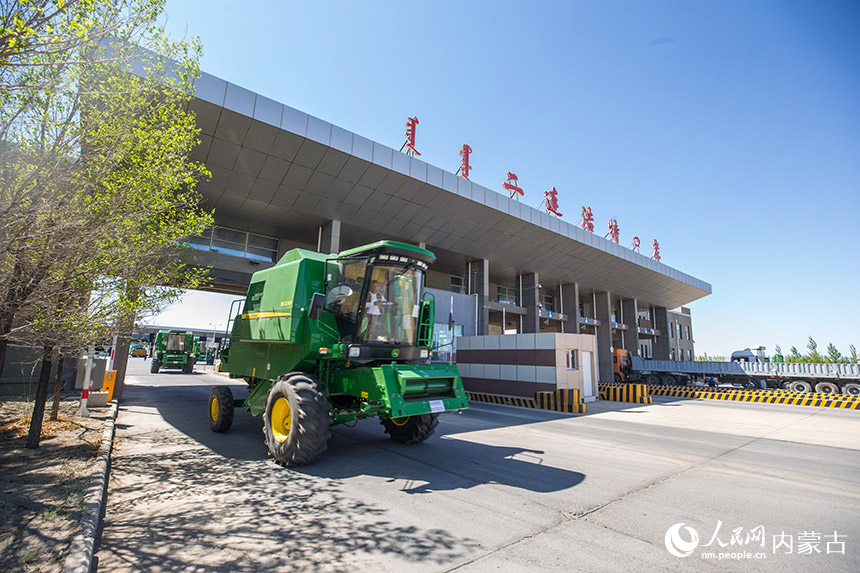 出口至蒙古国的商品车辆从二连浩特公路口岸货运通道快速通关。郭鹏杰摄