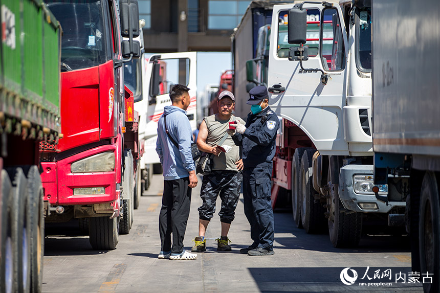 二連出入境邊防檢查站執勤民警查驗貨車司機通關証件。郭鵬杰攝