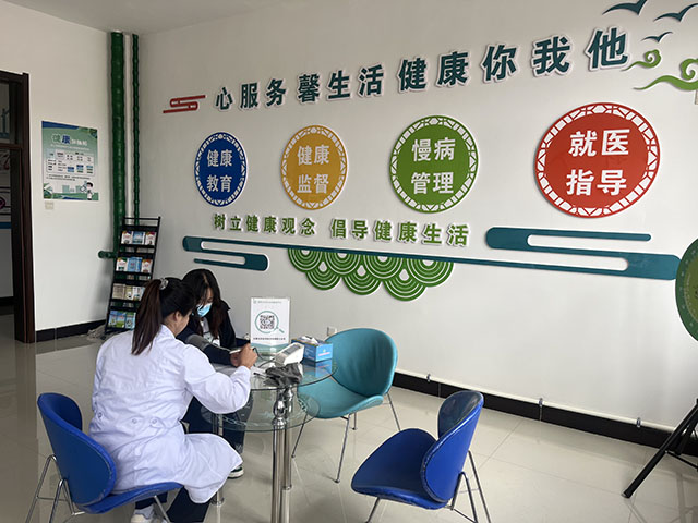 莫斯台社區衛生服務中心健康小屋家醫正在隨訪。