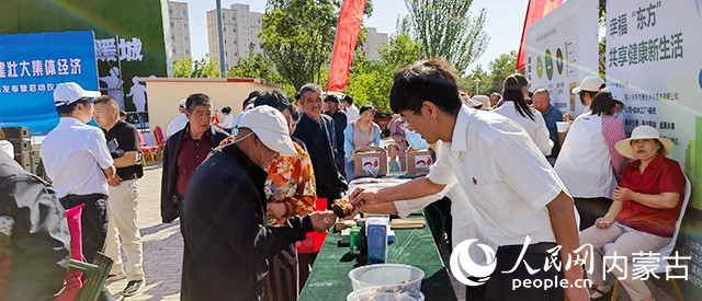 东方社区党支部书记介绍以健康养生为主题的艾草健康养生体验馆项目和幸福里老街项目。