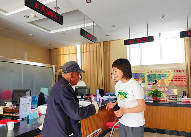 為社區居民解釋養老保險待遇發放流程。