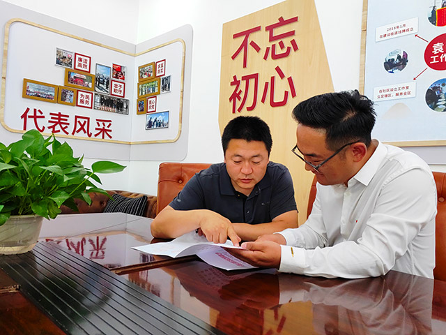 社區工作者圍繞社區工作交流經驗、取長補短。